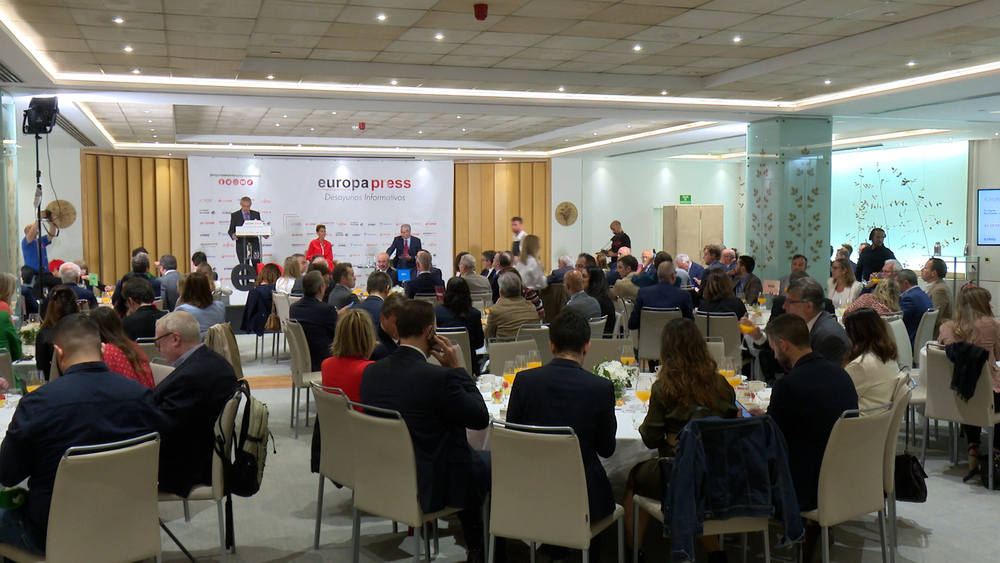 La presidenta del Gobierno de Navarra, María Chivite, interviene durante un desayuno informativo de Europa Press