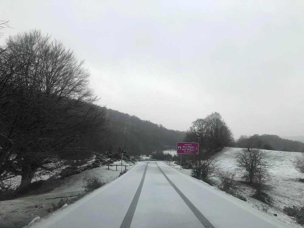 Cinco carreteras navarras cortadas por la nieve