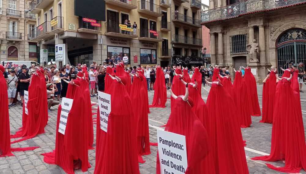 Animalistas protestan en Pamplona contra la tauromaquia