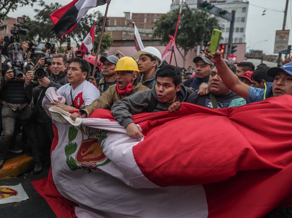 La Policía retira a manifestantes que llegaron hasta los exteriores del Congreso de Perú  / ALDAIR MEJIA