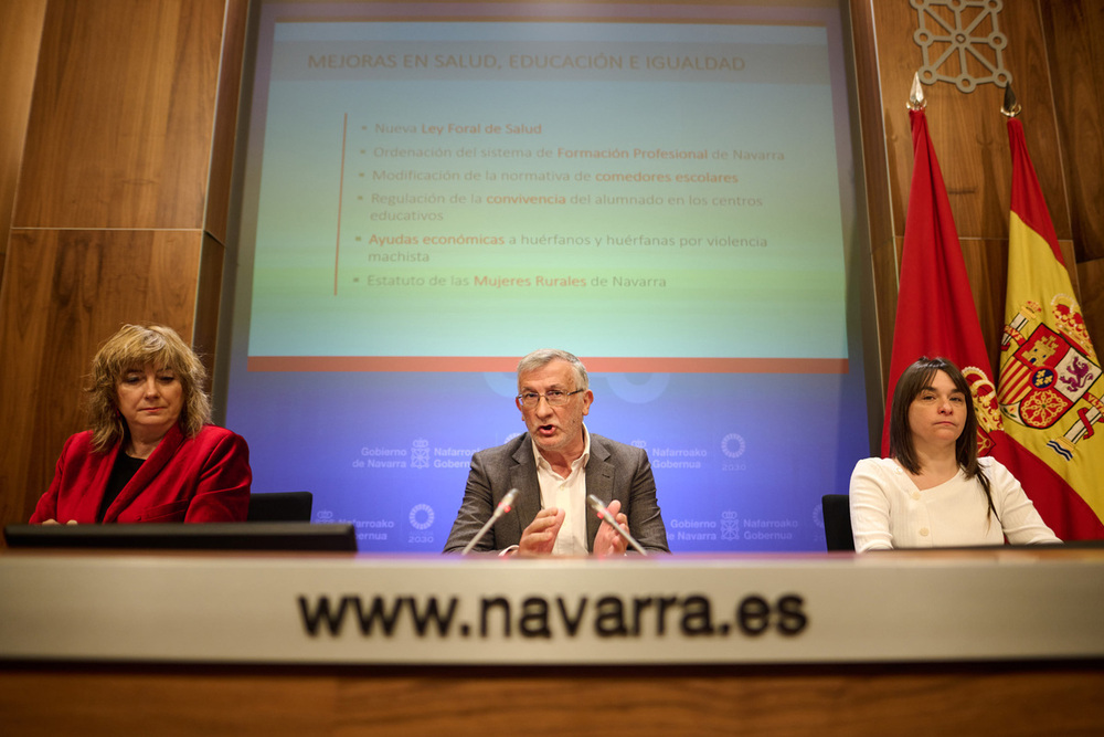La vicepresidenta Ana Ollo, el vicepresidente Félix Taberna y la vicepresidenta Begoña Alfaro, en la rueda de prensa de este martes
