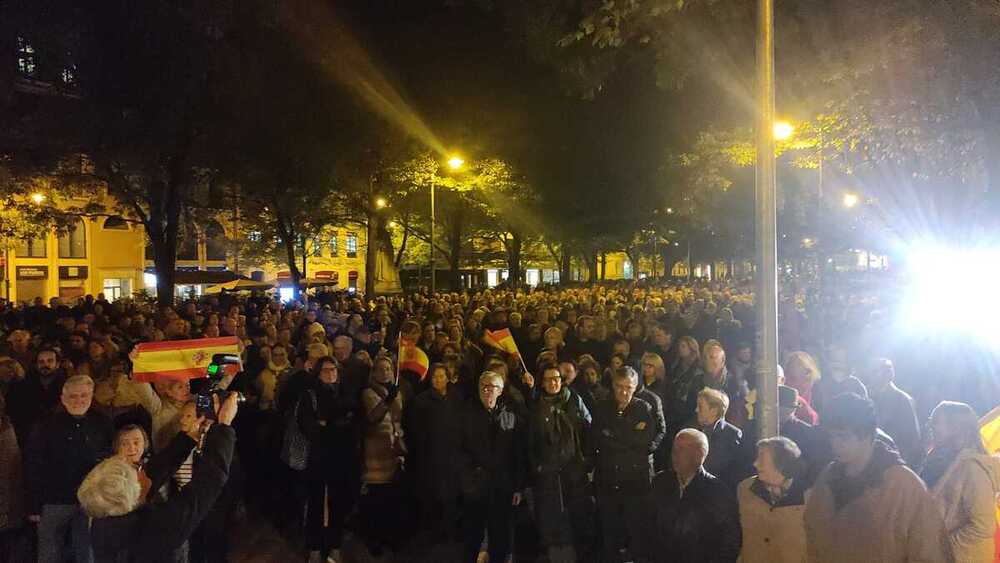 Protestas por la investidura de Sánchez a las puertas del PSN en Pamplona