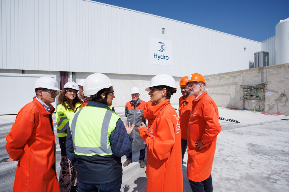 La Presidenta Chivite visita la planta de Hydro en Irurtzun