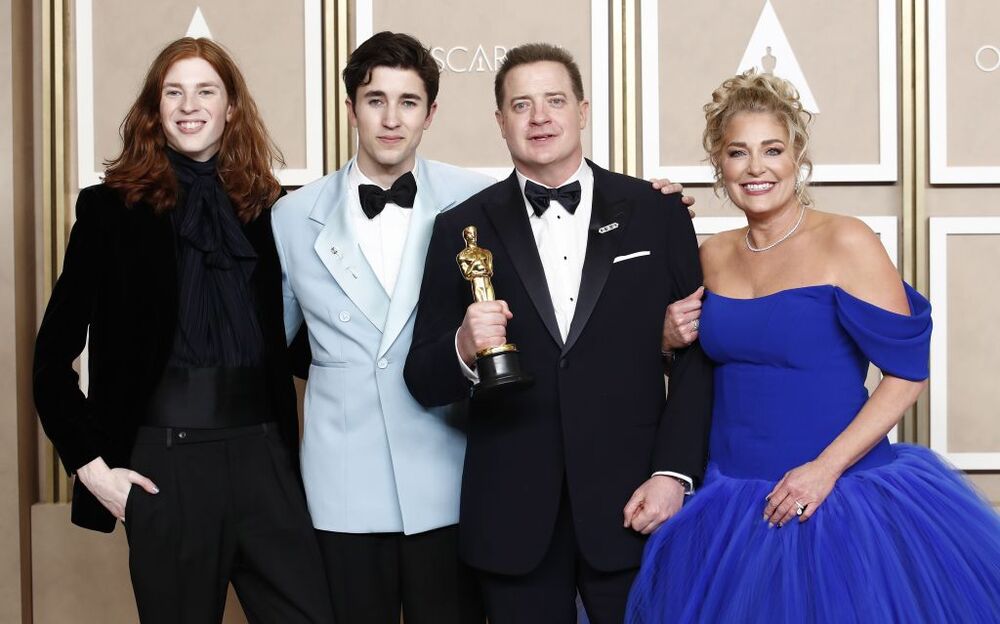 LeLand Fraser, Holden Fraser, Brendan Fraser con su óscar a Mejor actor por 'La ballena' y Jeanne Moore  / CAROLINE BREHMAN
