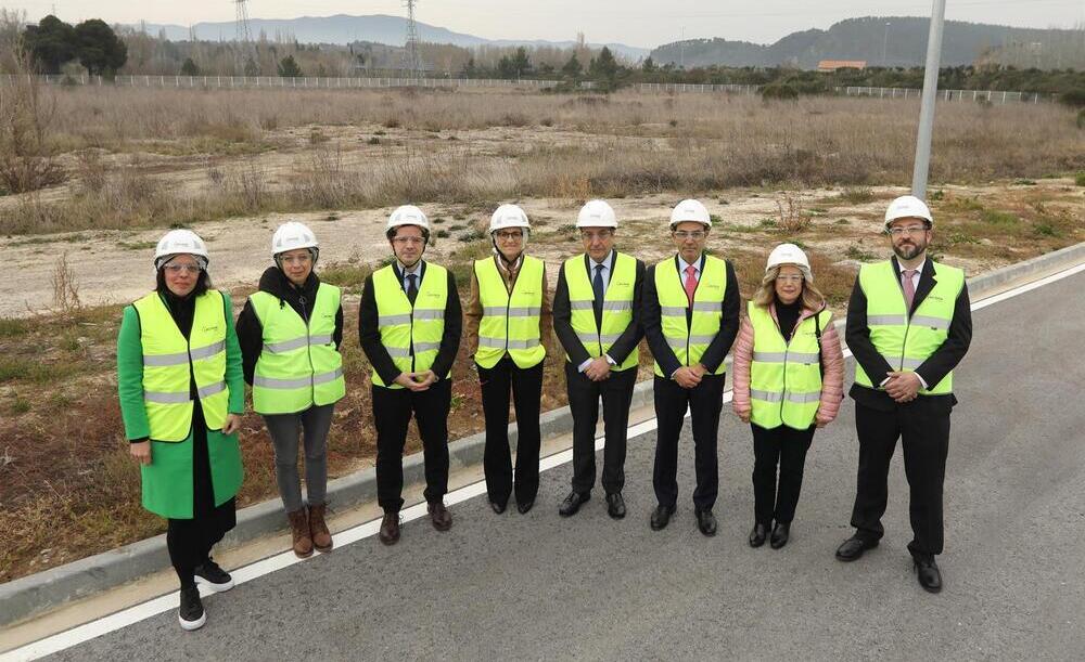 Foto de grupo junto al solar donde se ubicará la planta de hidrógeno verde