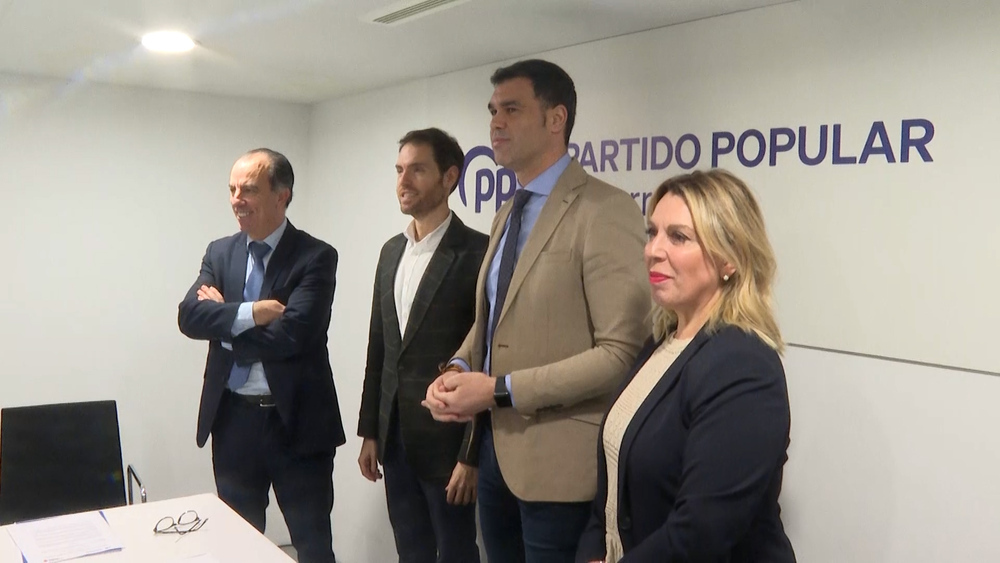 Carlos García Adanero y Sergio Sayas junto al presidente del PPN, Javier García y la senadora navarra, Amelia Salanueva, tras firmar el acuerdo electoral con el PPN