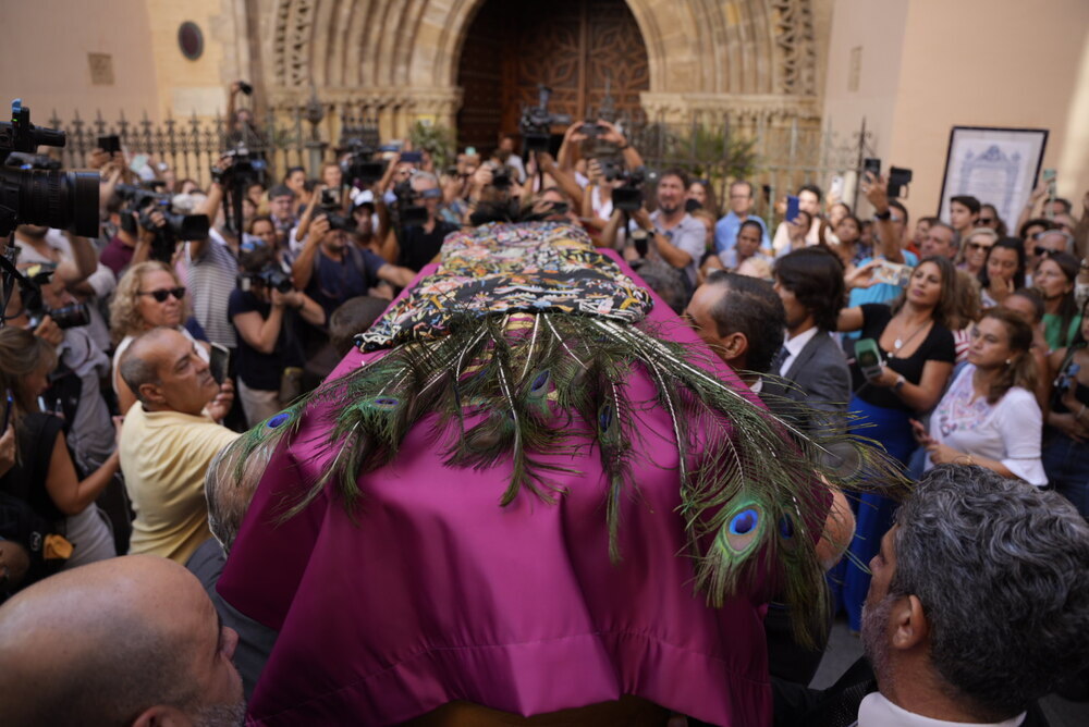 El féretro con los restos mortales de María Jiménez a su llegada ala Iglesia de Santa Ana en Triana. 