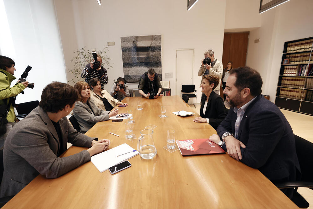 La candidata del PSN a la Presidencia de Navarra, María Chivite (i) inicia los contactos para intentar formar Gobierno con la cabeza de lista de Geroa Bai, Uxue Barkos (d). EFE/ Jesús Diges