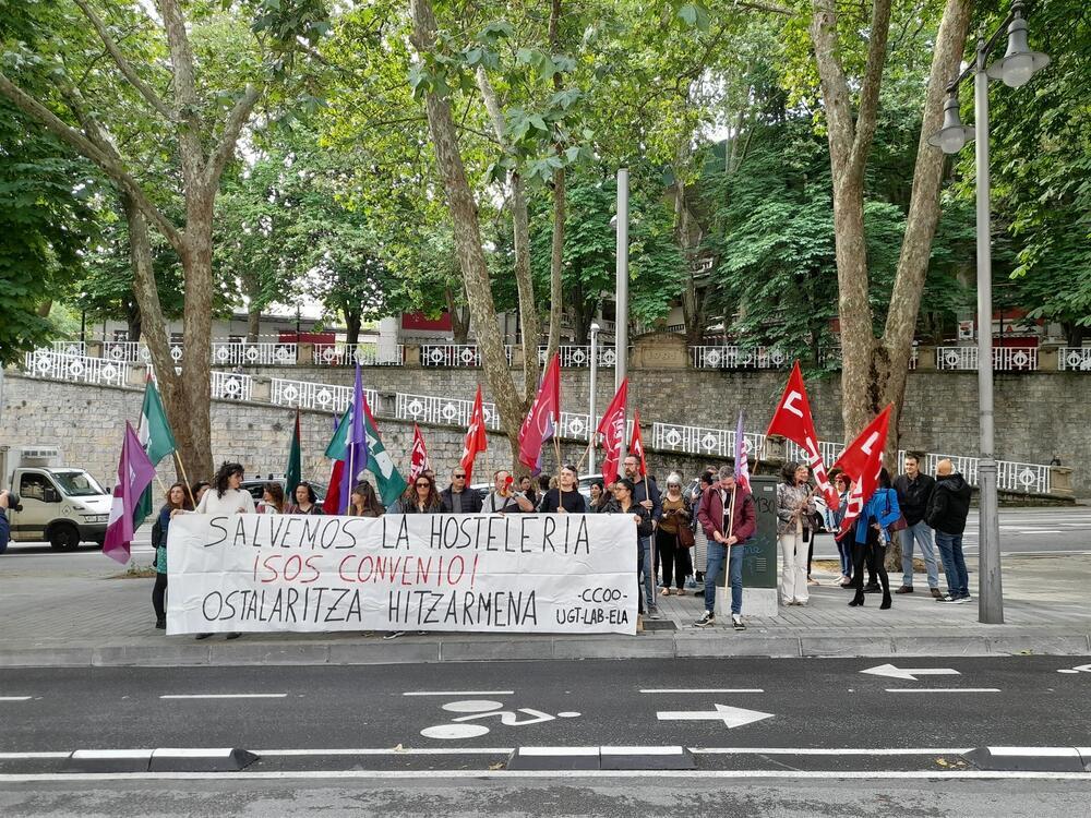 Concentración en Pamplona de los sindicatos UGT, LAB, ELA y CCOO para exigir mejoras en el convenio de hostelería - EUROPA PRESS