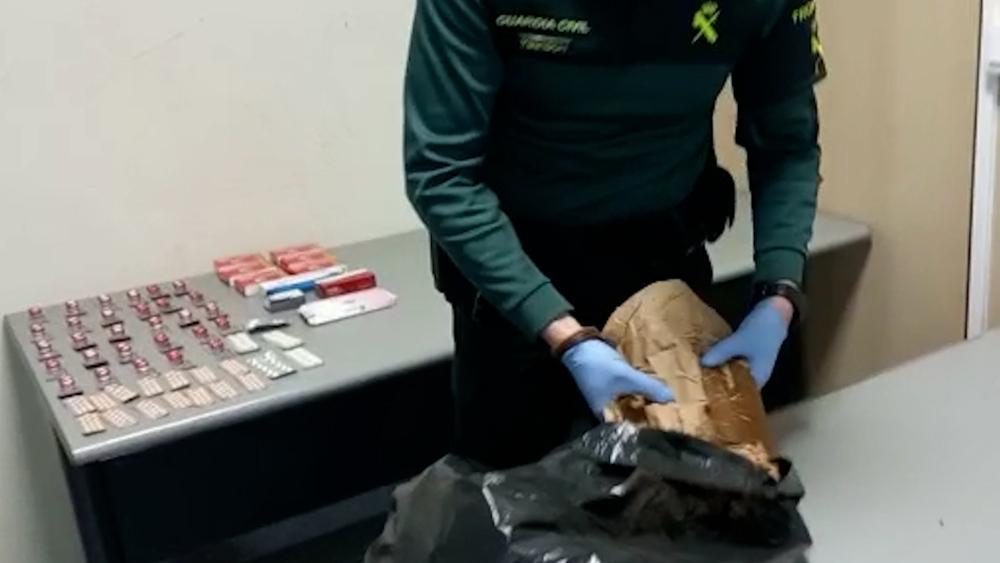 La Guardia Civil se incauta de cocaína, munición y pescado en mal estado en inspecciones en el aeropuerto de Pamplona. - GUARDIA CIVIL