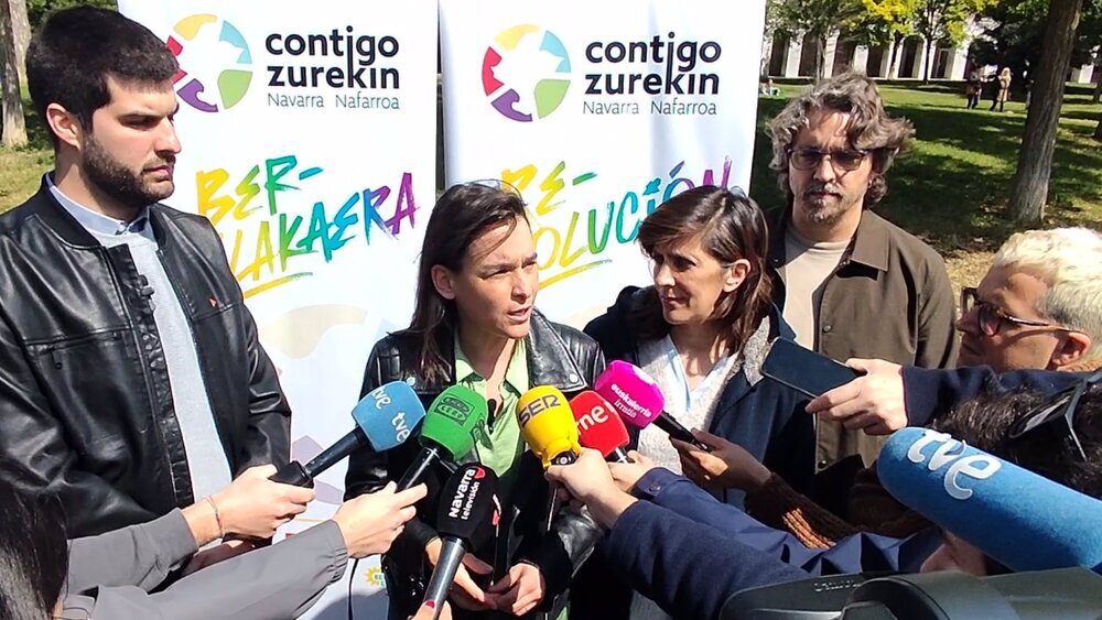 La candidata de Contigo Navarra a la Presidencia del Gobierno foral, Begoña Alfaro, junto a otros integrantes de la lista de la coalición - CONTIGO NAVARRA
