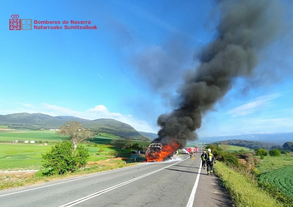Aparatoso incendio de un autobús escolar en Mendaza