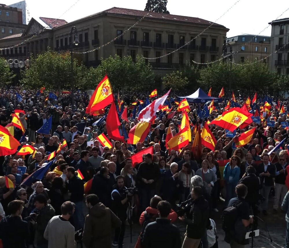 Multitud de personas claman contra la amnistía en Pamplona