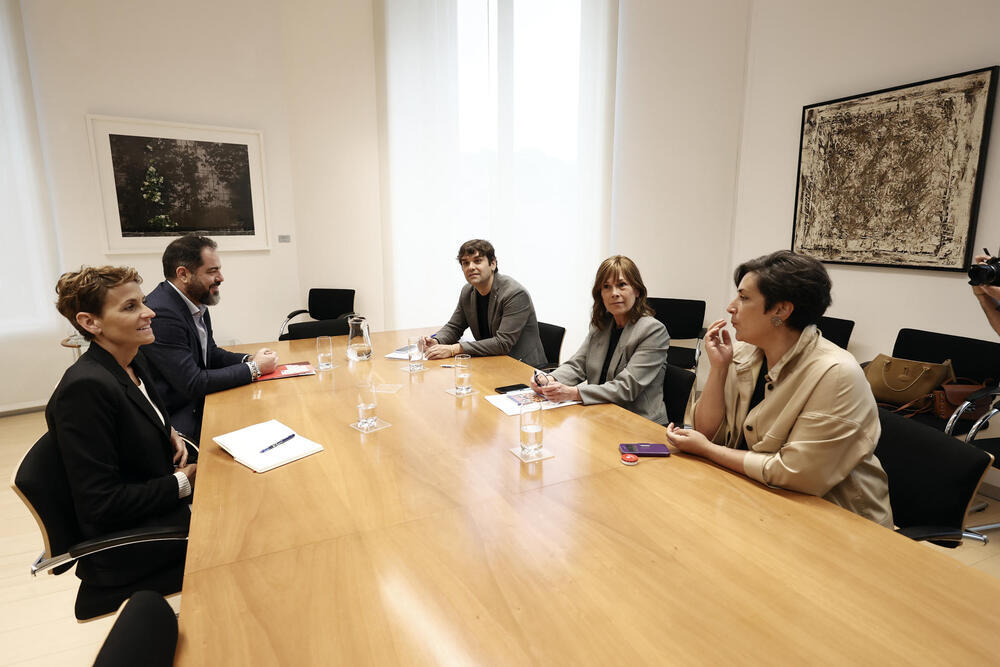 La candidata del PSN a la Presidencia de Navarra, María Chivite (i) inicia los contactos para intentar formar Gobierno con la cabeza de lista de Geroa Bai, Uxue Barkos (2d). EFE/ Jesús Diges