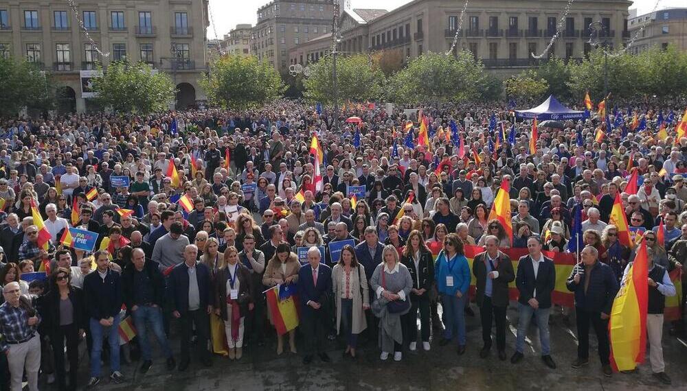 Multitud de personas claman contra la amnistía en Pamplona
