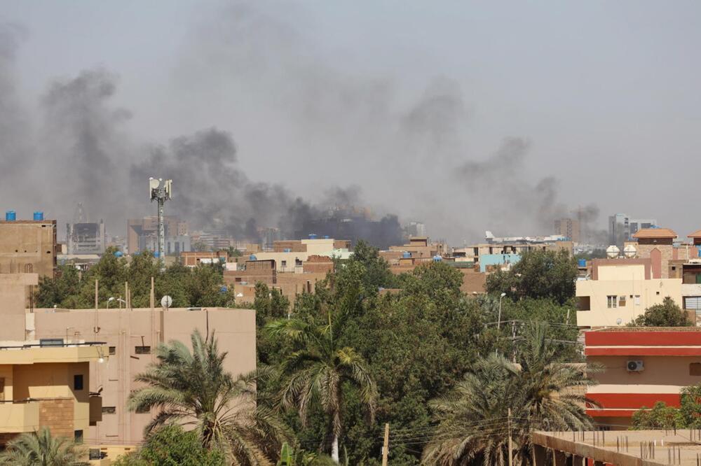 Imagen de archivo de edificios de Jartum alcanzados por el fuego durante los enfrentamientos que mantienen desde hace dos semanas el Ejército y un grupo paramilitar en Sudán.
