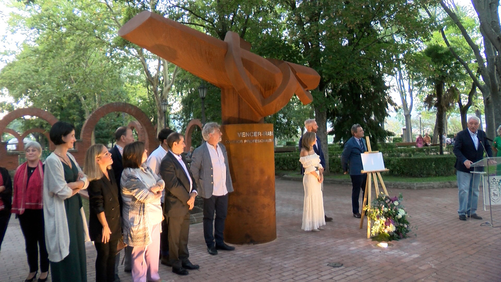 Una escultura de Faustino Aizkorbe homenajea en el parque de la Media Luna a las víctimas del Covid-19