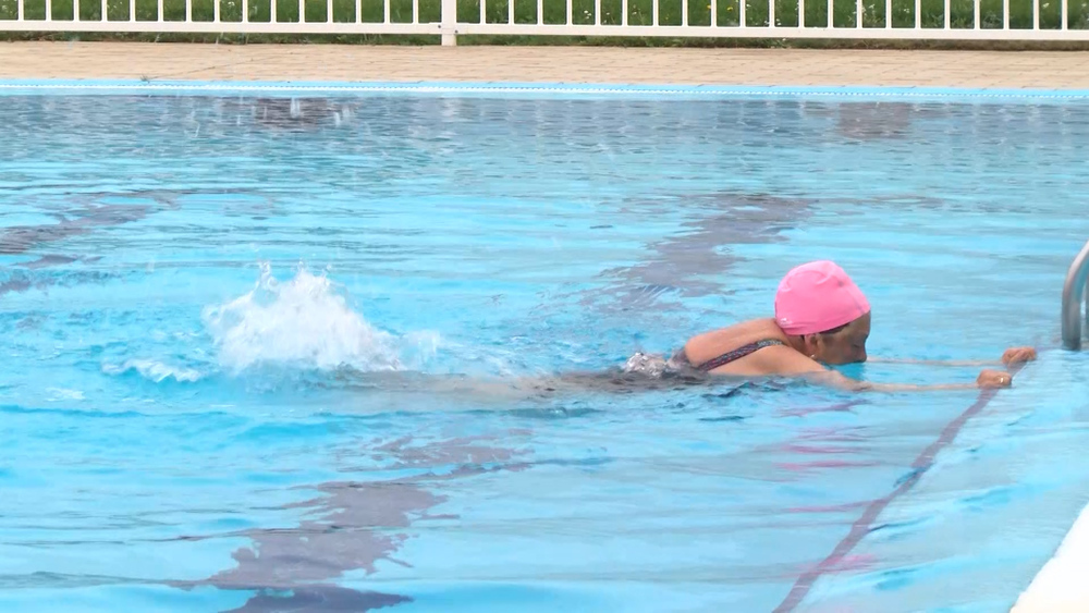 Una mujer nadando en las piscinas de Cintruénigo