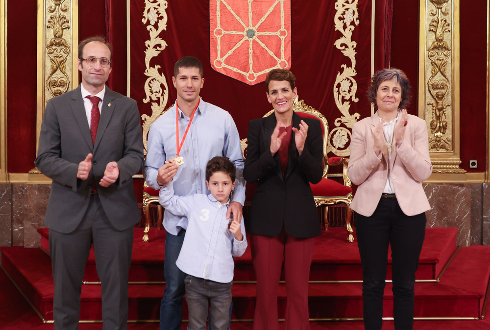 La Presidenta, María Chivite, ha entregado la Medalla de Oro al Mérito Deportivo al patinador Ioseba Fernández en un acto celebrado en el Salón del Trono del Palacio de Navarra. 