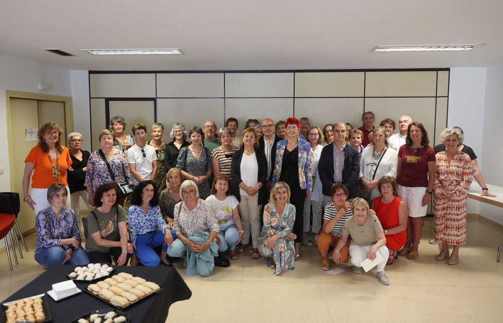 La consejera Santos Induráin y otros responsables del SNS-O, junto a los profesionales del área de salud de Pamplona / Iruña homenajeados