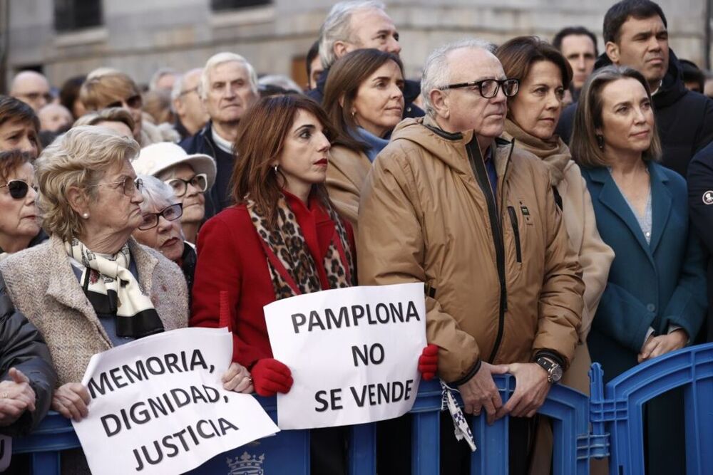 Miles de pamploneses protestan contra el pacto PSOE-Bildu