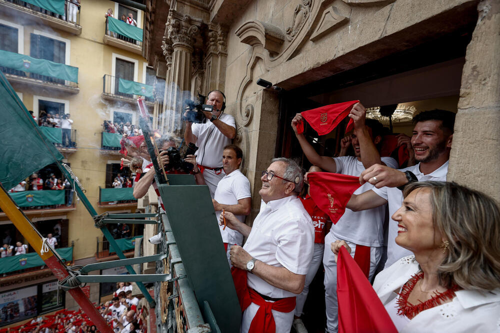 El presidente del Club Atlético Osasuna, Luis Sabalza, ha sido el encargado del lanzamiento del chupinazo desde el balcón principal de la Casa Consistorial de Pamplona