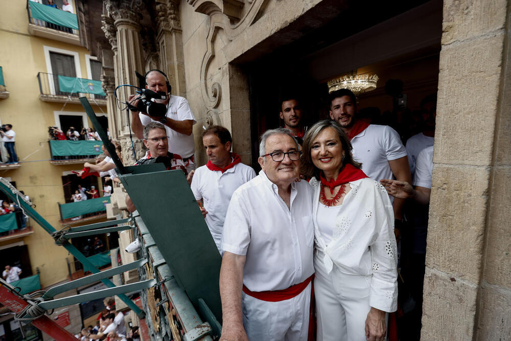 El presidente del Club Atlético Osasuna, Luis Sabalza, posa con la alcaldesa, Cristina Ibarrola