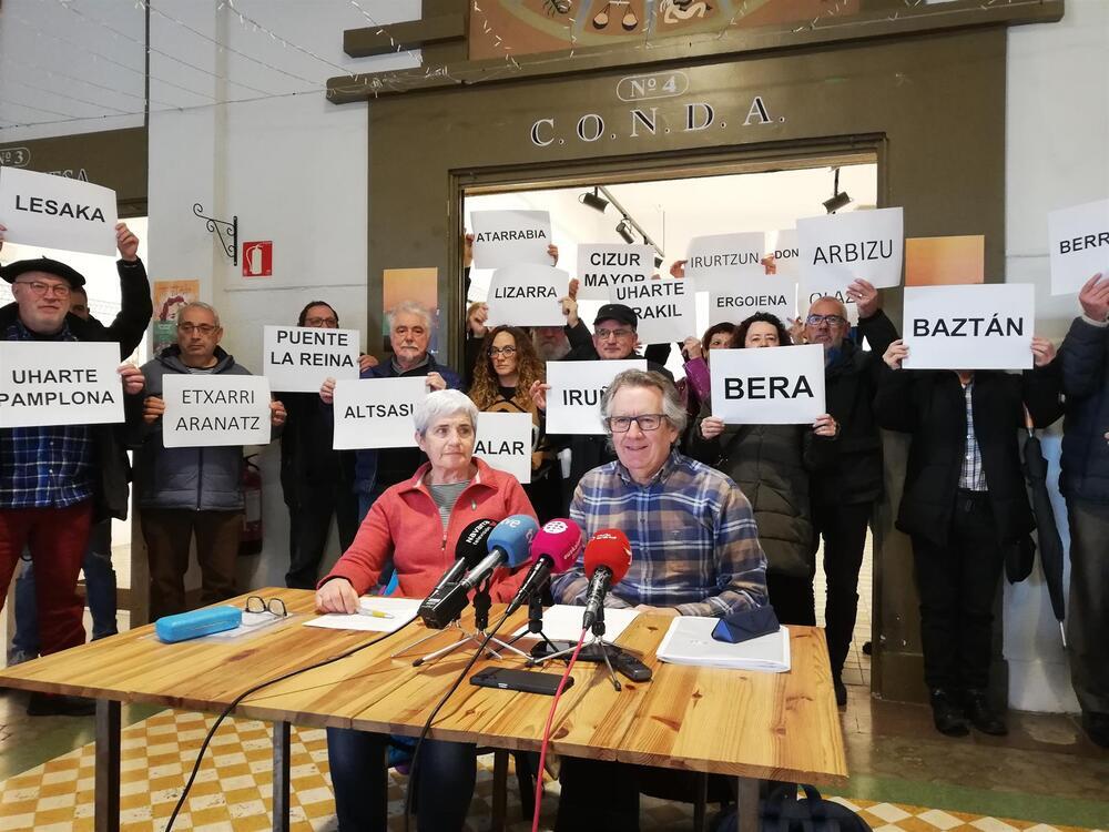 Gurutze Arregui y Lázaro Elizalde en una rueda de prensa de la Plataforma Navarra de Salud