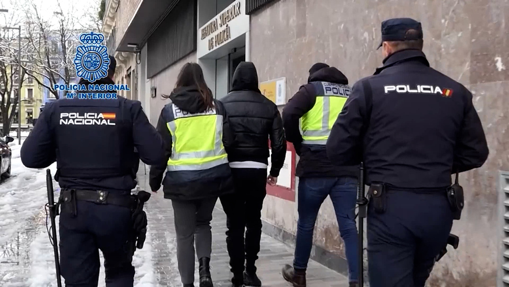 Uno de los seis detenidos en Pamplona es conducido a dependencias de la Comisaría en la capital navarra