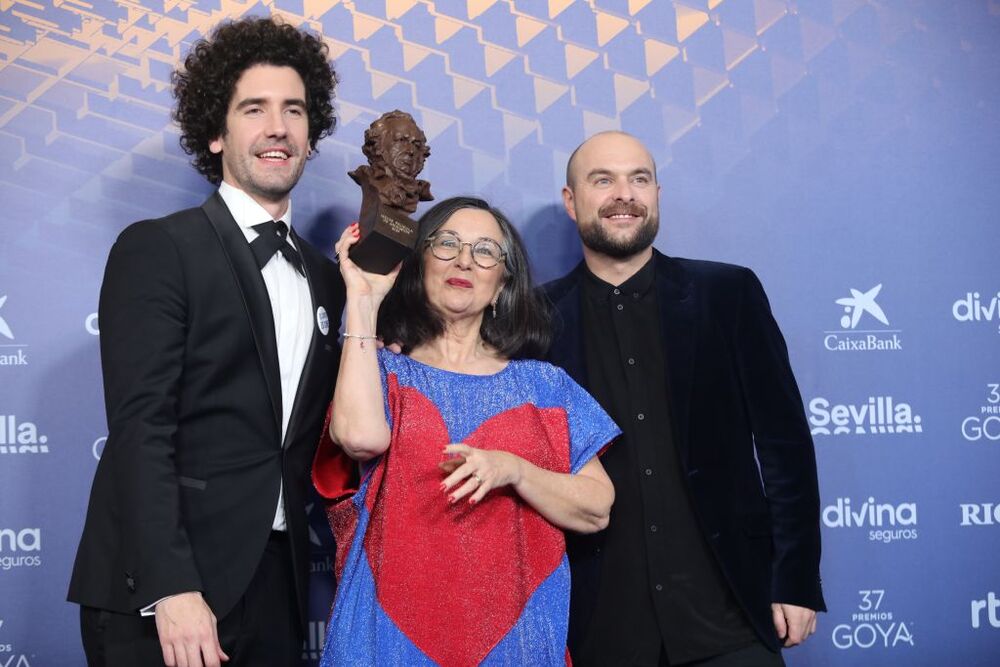 Los ganadores a Mejor Películña de Animación por 'Unicorn Wars' posan con su premio  / MARÍA JOSÉ LÓPEZ