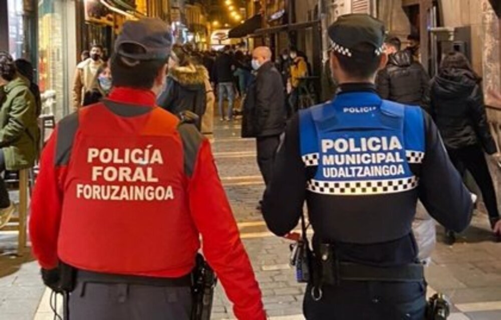 Un agente de Policía Foral y otro de Policía Municipal de Pamplona