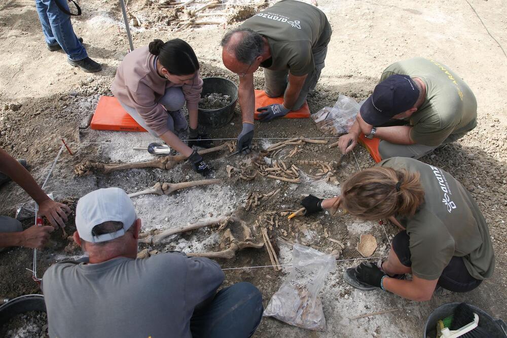 Trabajos de exhumación en una fosa en Paternáin.