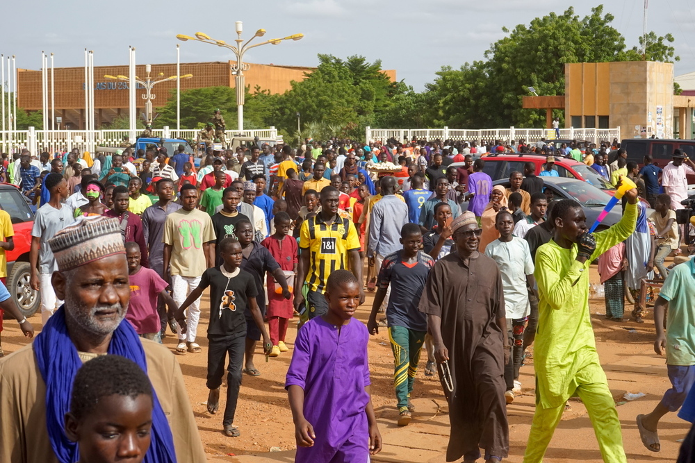 Los partidarios de los militares se reúnen durante un mitin en Niamey.