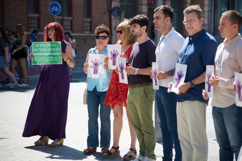 Concentración en protesta por las últimas víctimas por violencia de género.