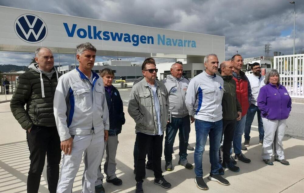 Representantes del comité de empresa de Volkswagen Navarra en la puerta de la factoría de Landaben.