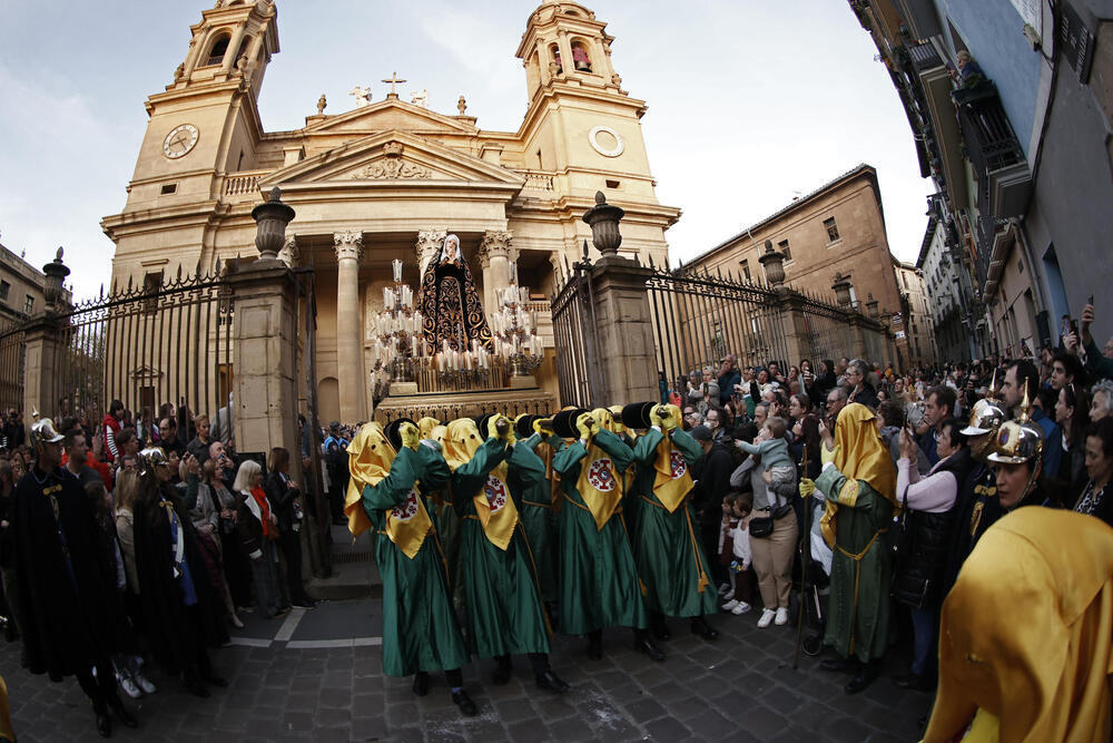La procesión del Santo Entierro recorre Pamplona