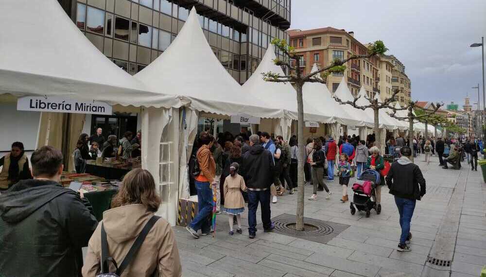 Pamplona celebra el Día del Libro en el paseo de Carlos III