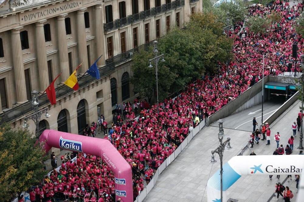La “marea rosa” contra el cáncer de mama recorre Pamplona 
