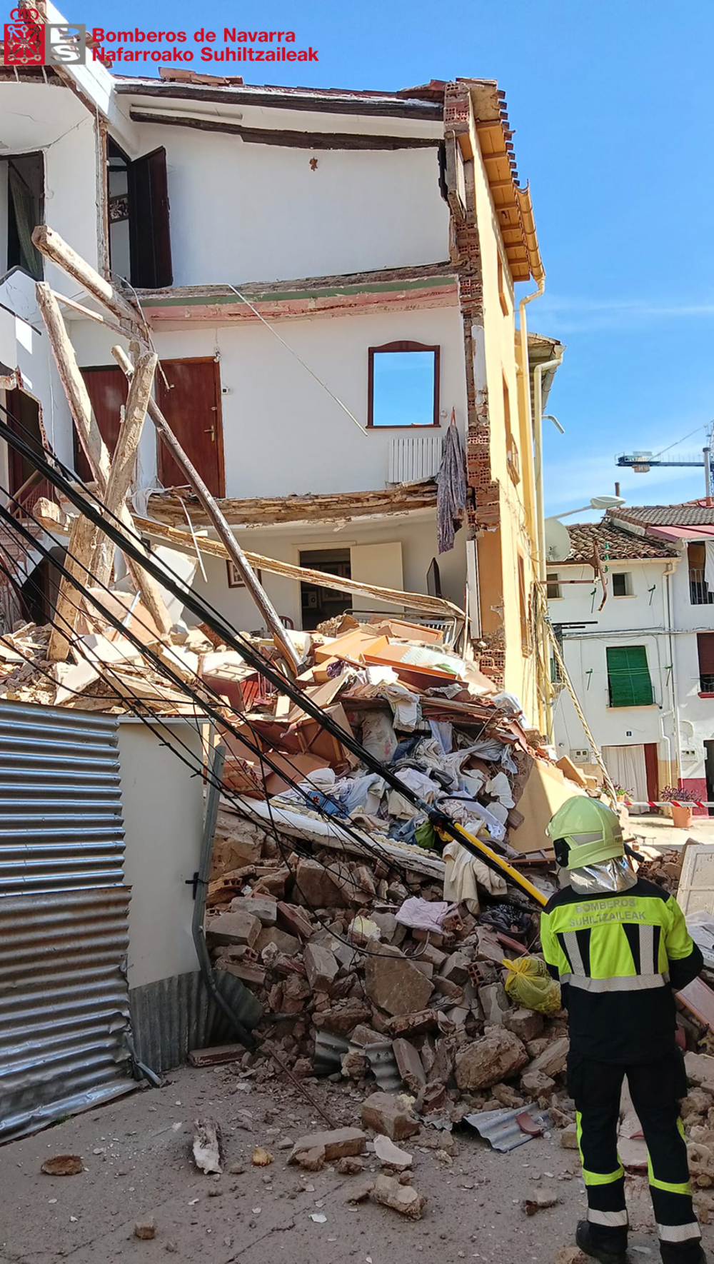 Derrumbe de la fachada de una vivienda en Lodosa