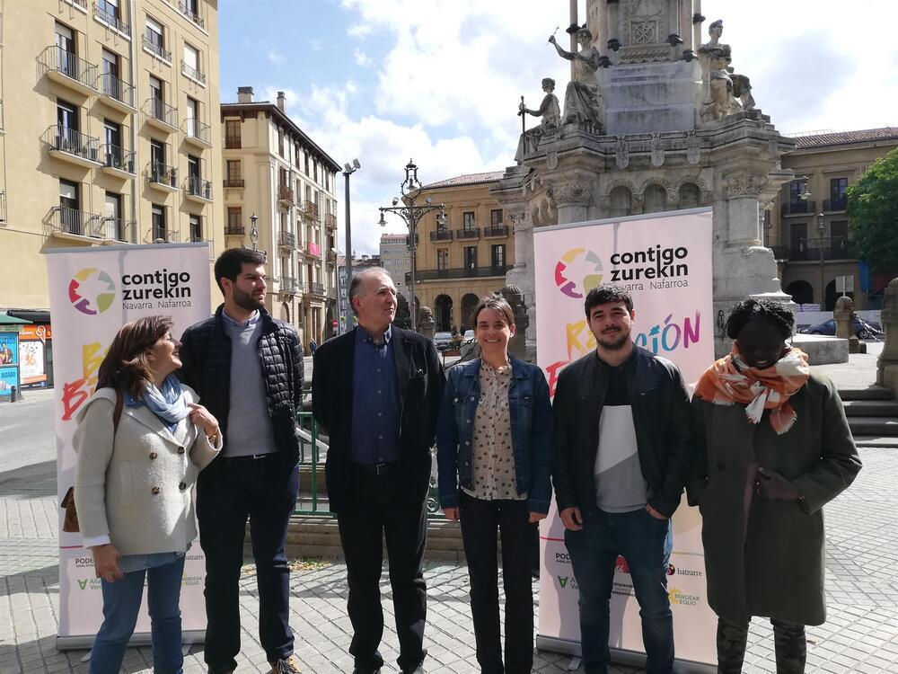 Begoña Alfaro, candidata de Contigo Navarra a la Presidencia del Gobierno de Navarra (centro) junto a otros candidatos de la coalición ante el Monumento a los Fueros.