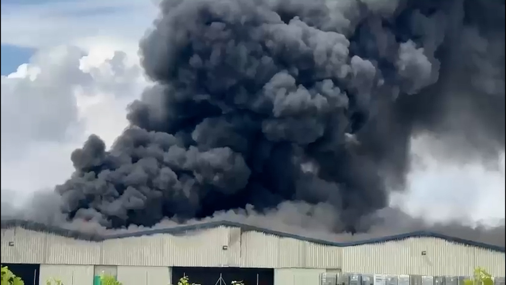 Las llamas arrasan una nave de reciclaje en Cintruénigo