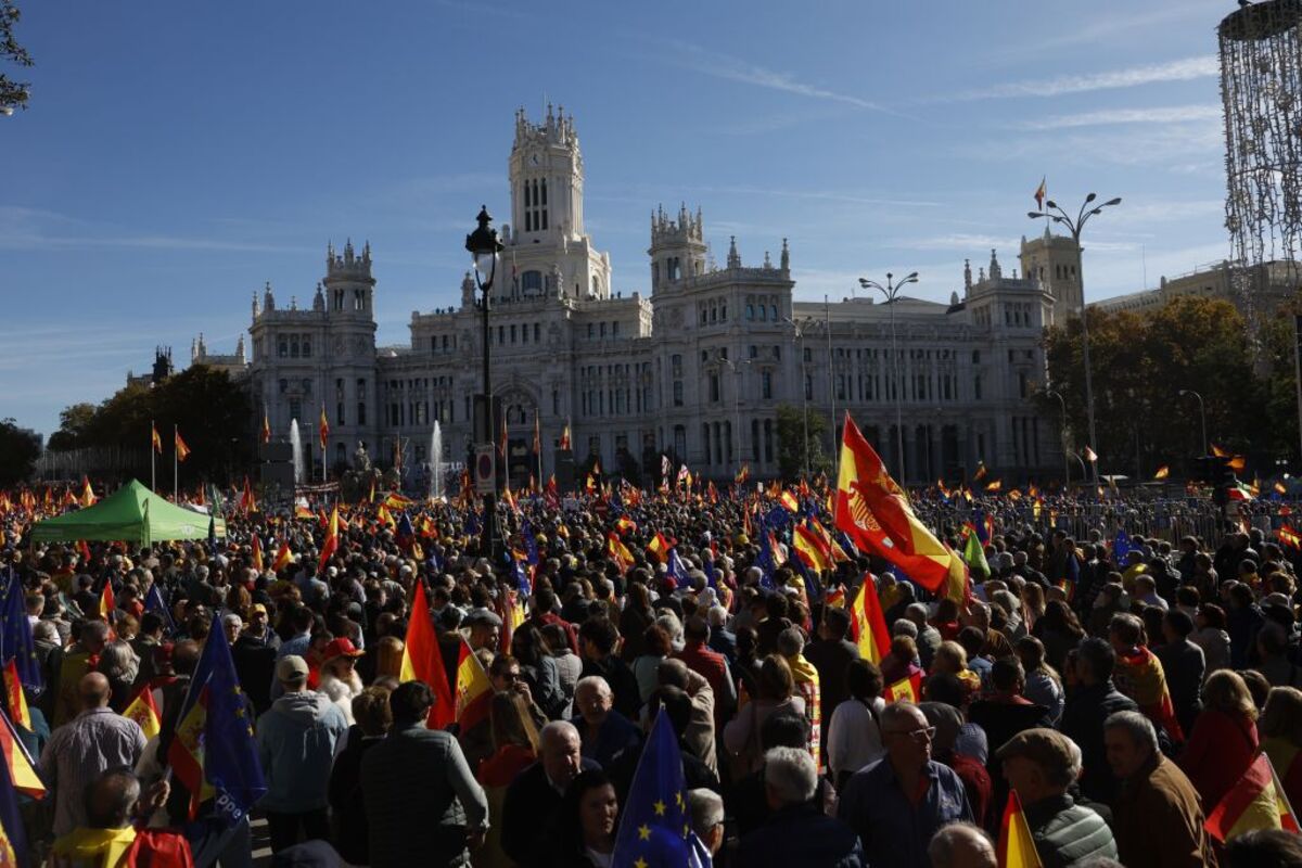 Manifestación multitudinaria contra la amnistía en la Plaza de Cibeles de Madrid  / JUANJO MARTIN