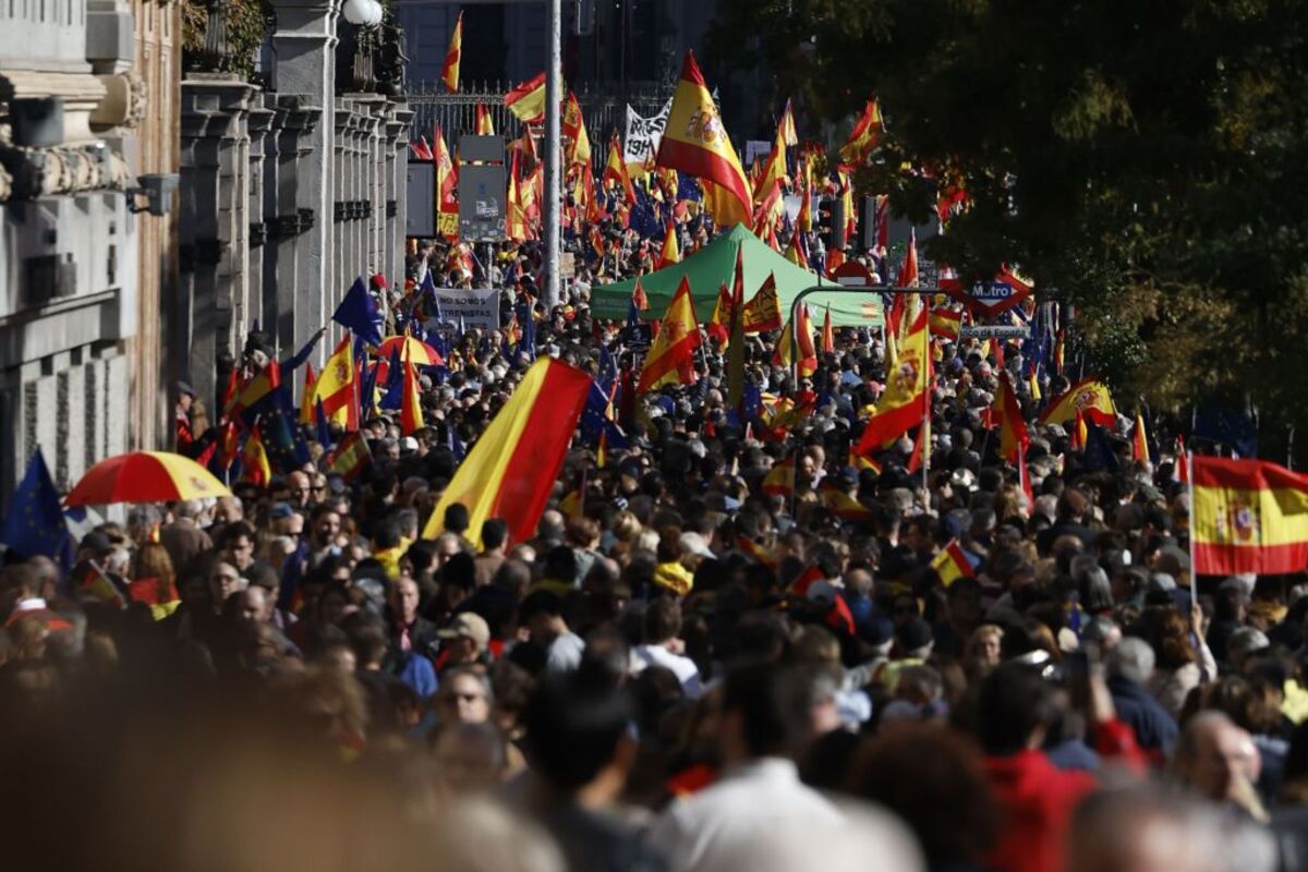 Manifestación multitudinaria contra la amnistía en la Plaza de Cibeles de Madrid  / JUANJO MARTIN