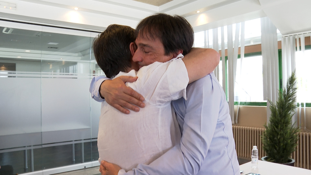 Imanol Arregui se abraza a su hermano y presidente Tatono Arregui