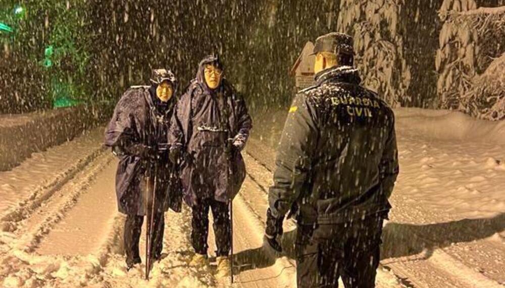 Dos peregrinos de origen asiático son atendidos por agentes de Guardia Civil en Burguete