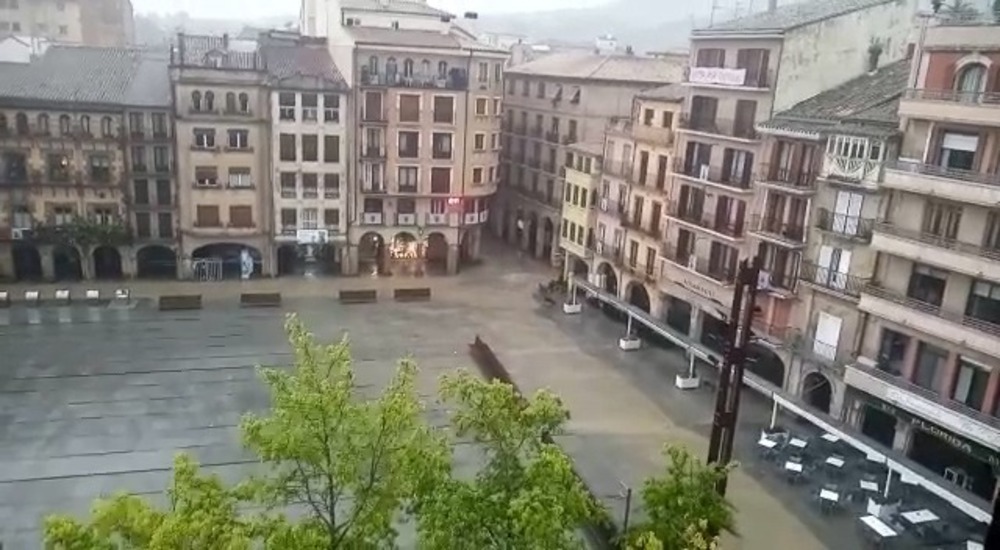 La tromba de agua anega plazas y calles en Estella