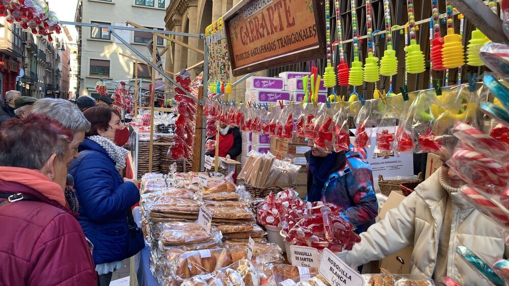 Roscones y caramelos endulzan Pamplona por San Blas