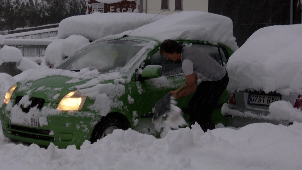 Un vecino retira la nieve acumulada junto a su casa en Roncal