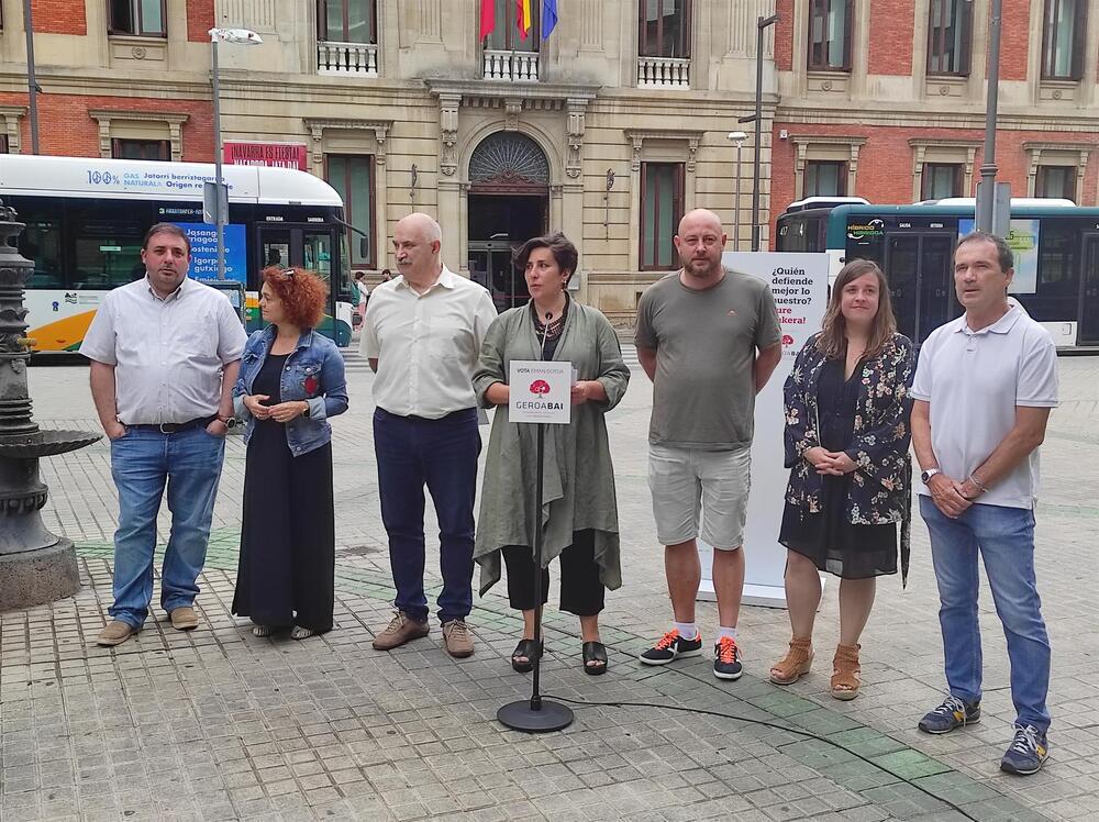 La cabeza de lista de Geroa Bai al Congreso de los Diputados, María Solana, en un acto en el Paseo de Sarasate de Pamplona con otros miembros de Geroa Bai