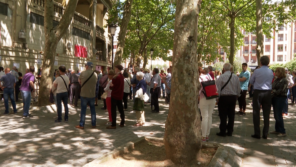 Largas colas en la Plaza de Toros de Pamplona por la venta de abonos para la Feria del Toro en San Fermín
